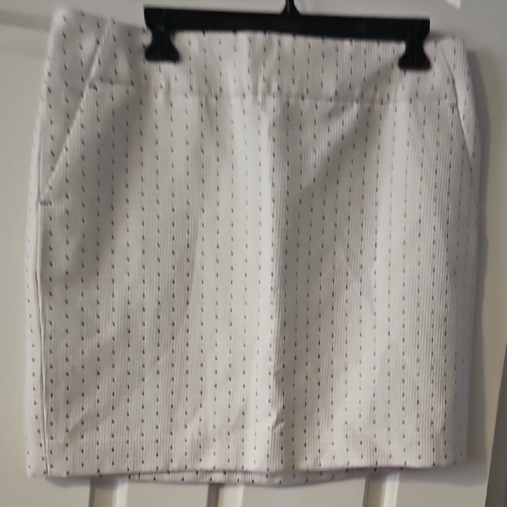 Ann Taylor 12P  White and Black Women's Skirt
